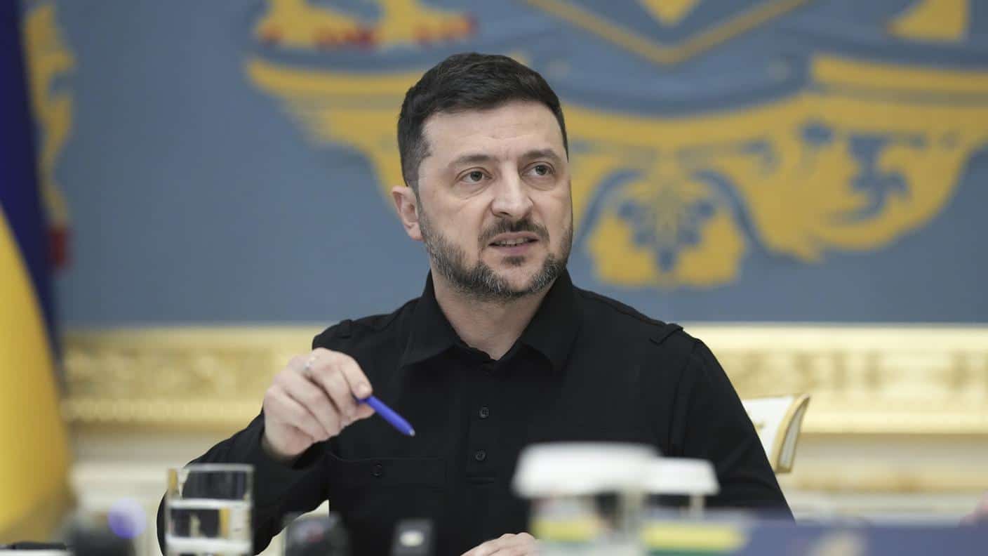 Ucraina, Zelensky verso elezioni e referendum sull’accordo di pace