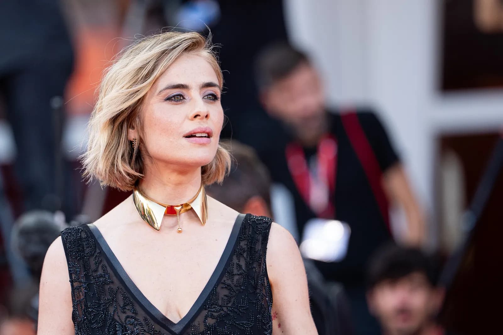 Venezia, Greta Scarano lancia un messaggio contro i femminicidi sul red carpet