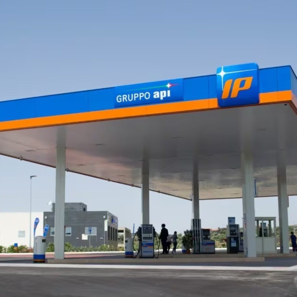 Dopo Eni, anche IP riduce i prezzi di benzina e diesel: inizia l'effetto a catena sui carburanti