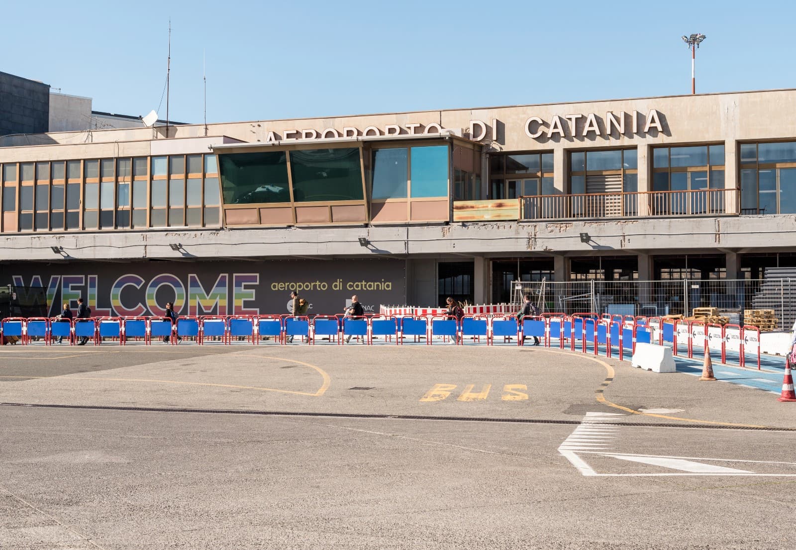 Etna, voli sospesi a Catania: aeroporto chiuso fino a lunedì per la cenere