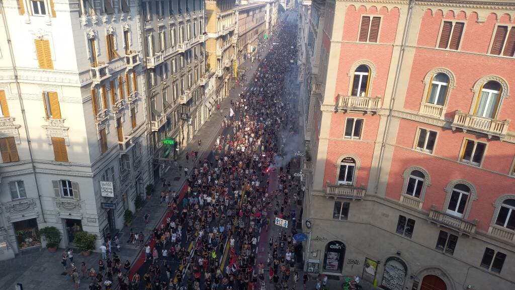 Genova commemora il G8 del 2001: in migliaia sfilano tra Diaz, piazza Alimonda e De Ferrari