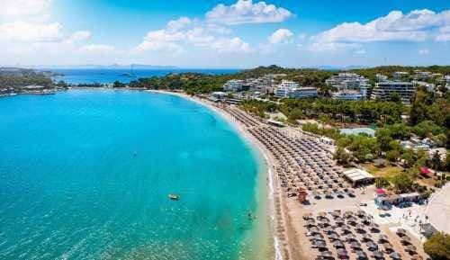 Scontro mortale su una spiaggia di Atene: 82enne perde la vita dopo una lite per un lettino