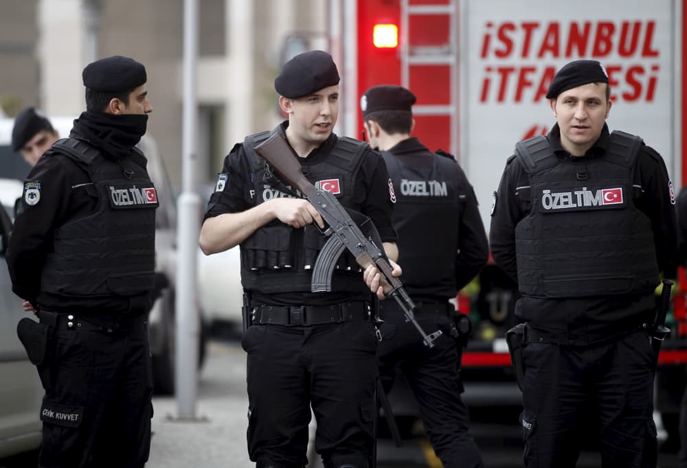 Turchia, blitz della polizia nella sede della tv critica al governo, interrotte le trasmissioni