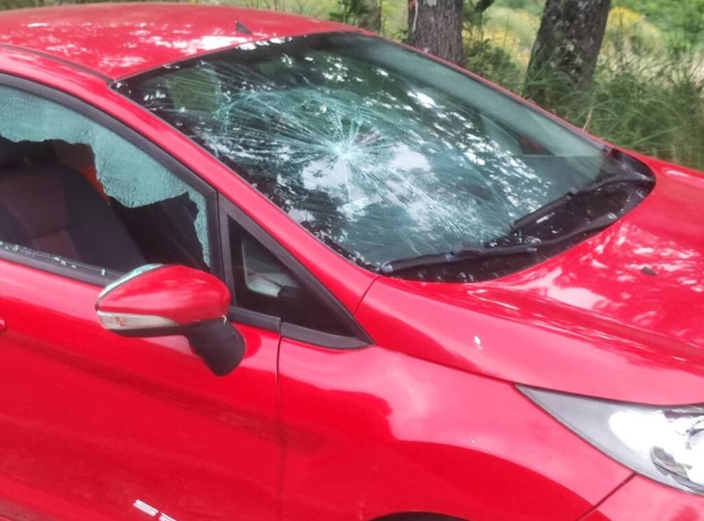 Brutta aria a Cirigliano: prima lo aggrediscono poi gli danneggiano l’auto