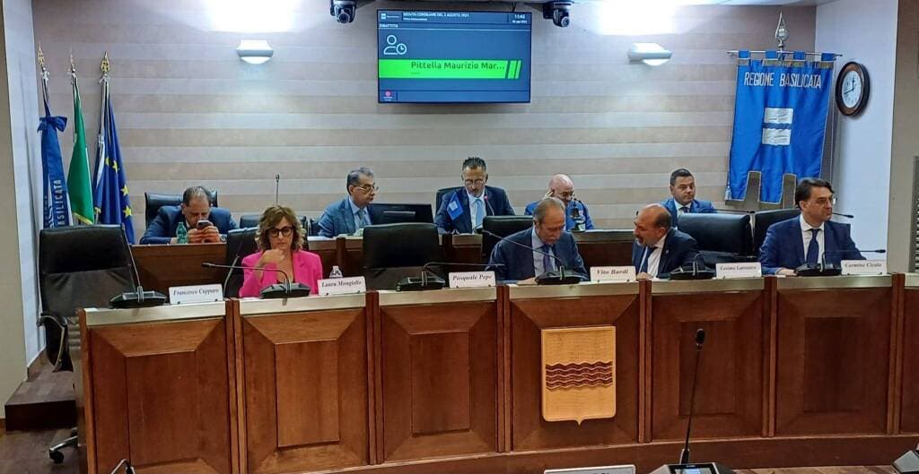Basilicata, l’industria delle consulenze: incarichi ai soliti noti e ‘foglio di via’ ai giovani talenti invisibili