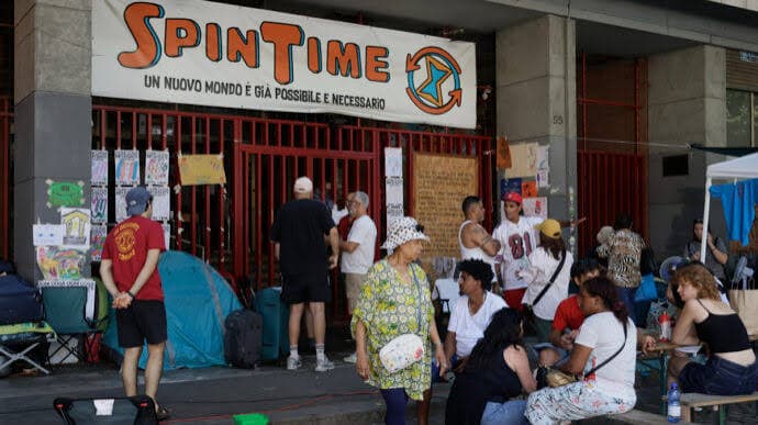Spin Time, 500mila euro dalla proprietà per l'emergenza abitativa. Gli attivisti: «Venda l'edificio»