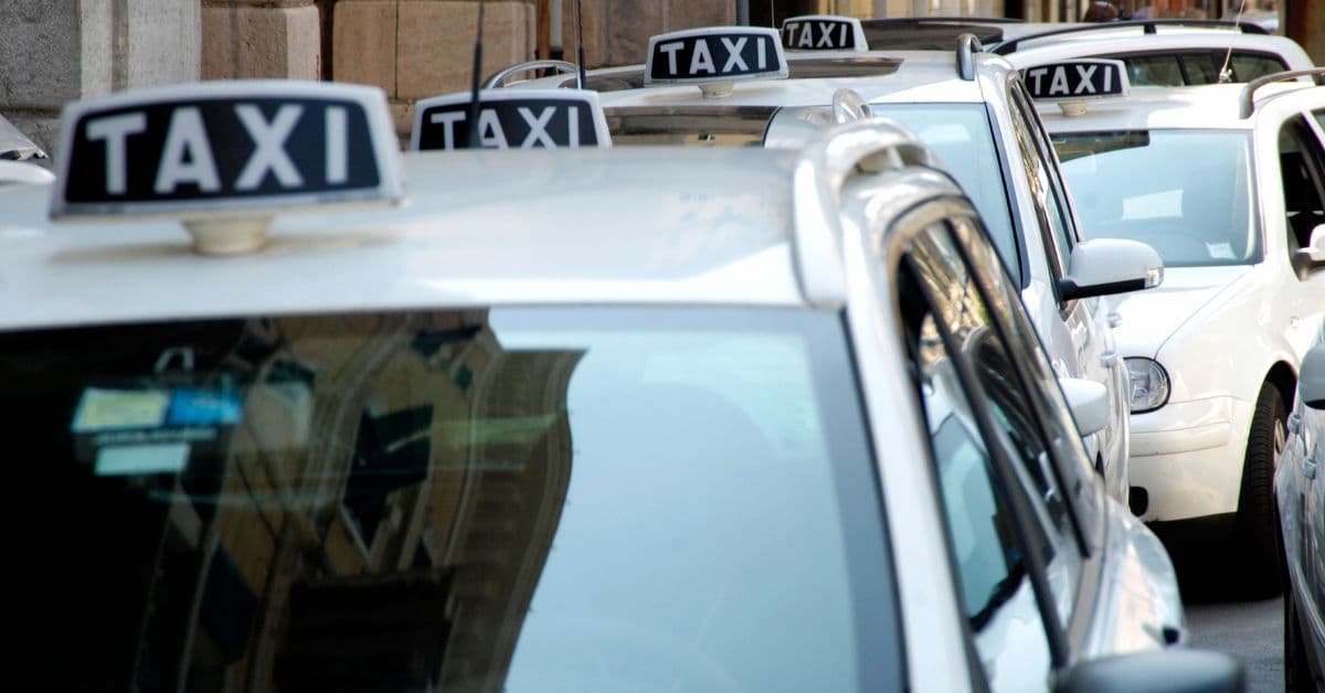 Prezzi dei carburanti in aumento, proteste di taxi e Ncc a Roma: manifestazione al ministero dei Trasporti, sciopero possibile