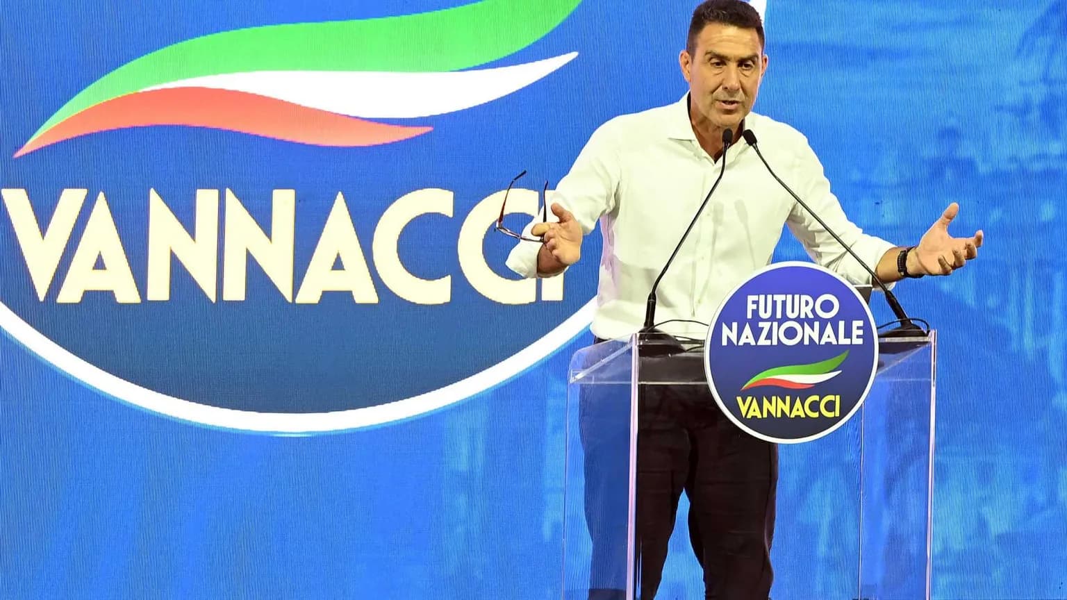 Vannacci: "Gonna lunga o corta? Preferisco sempre senza"