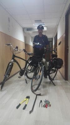Matera: Rubano biciclette elettriche, due giovani arrestati e una denuncia