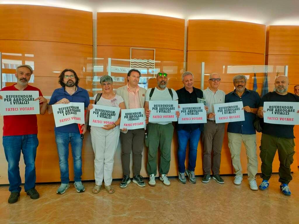 Mini vitalizi, i promotori del referendum non mollano: legge va abrogata