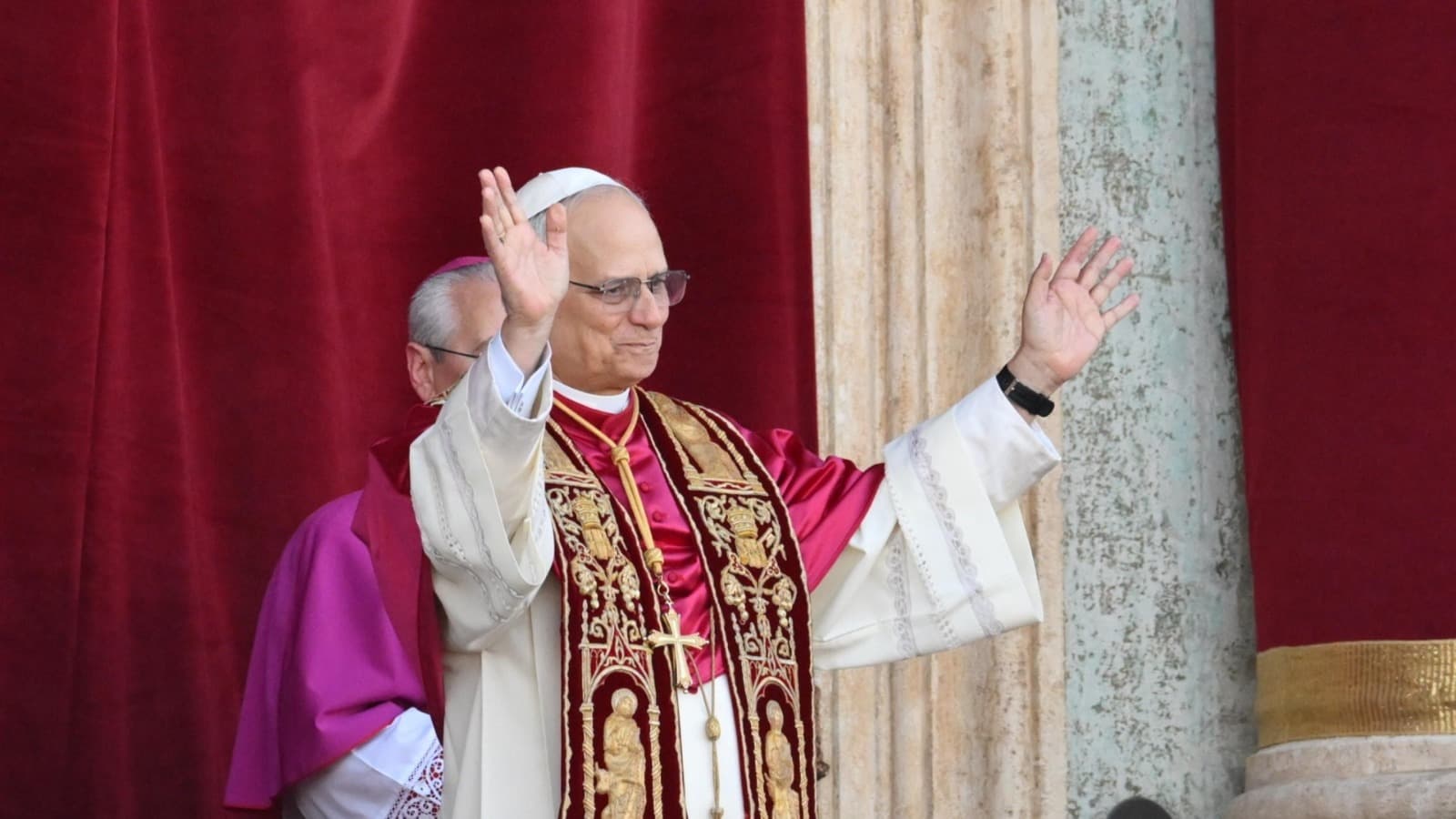 Leone aumenta i salari dei cardinali e annulla le misure di austerità di Francesco